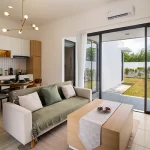 Ciptakan suasana santai dan nyaman dalam living room yang luas