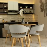 Jual rumah serang dengan ruang makan yang cocok untuk keluarga Anda